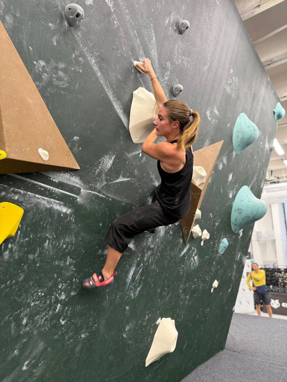 Lezkyně na stěně v Boulder Fabrice